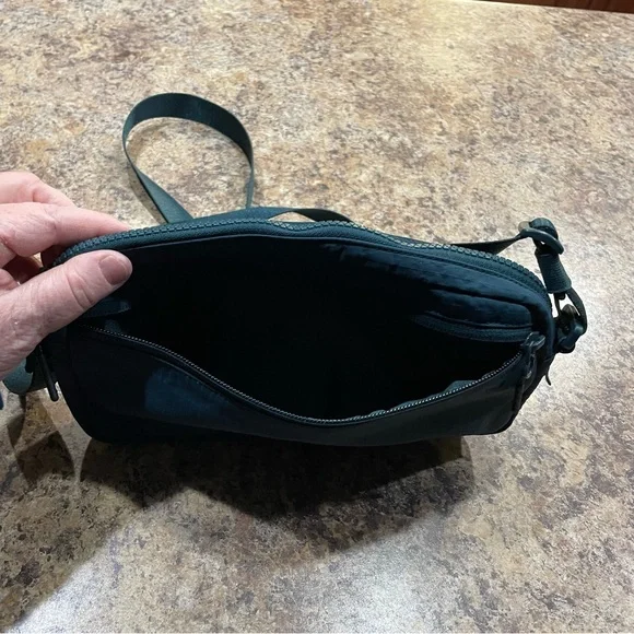 Lululemon Multi-Pocket Crossbody Bag 2.5L - Teal - Picture 8 of 12